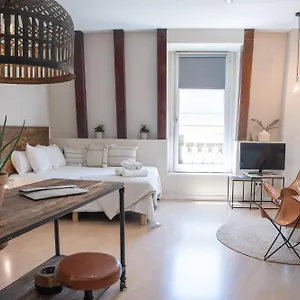 quaint-urban-studio-steps-away-from-las-ramblas.topbarcelonahotels.com/